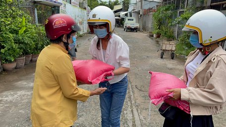 Anh Nhựt Minh cùng vợ và các bạn phát gần 1.000 phần quà trong những ngày Vĩnh Long giãn cách.