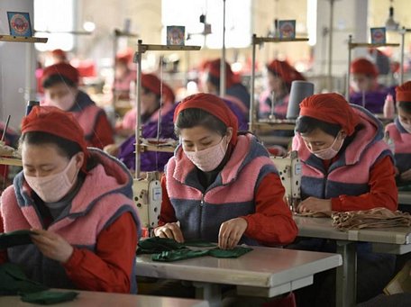  Công nhân ở Bình Nhưỡng sản xuất khẩu trang - Ảnh: AFP