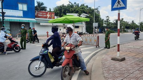 Một số người không có giấy xét nghiệm đã quay đầu xe khi gặp phải chốt kiểm soát.