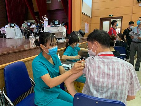 Nếu lượng vaccine hạn chế thì ưu tiên sử dụng vaccine của Pfizer tiêm mũi 2 cho người đã tiêm mũi 1 bằng vaccine AstraZeneca nếu người được tiêm đồng ý. Ảnh: VGP/Hiền Minh