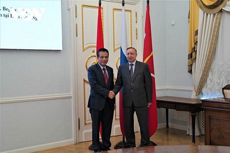  Đại sứ Đặng Minh Khôi (trái) và Thống đốc A.Beglov.