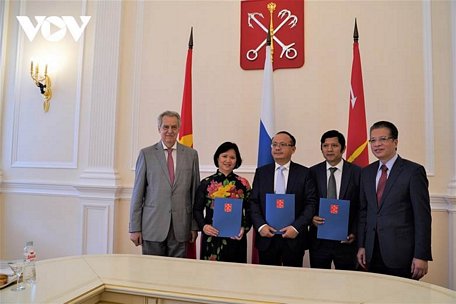 Chủ tịch Uỷ ban Đối ngoại St.Petersburg E.Grigoriev tặng bằng khen cho các cá nhân Việt Nam có đóng góp trong quan hệ hai nước.
