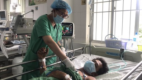 Hiện, BN tỉnh, vết mổ khô, không sốt, sinh tồn ổn định được theo dõi và điều trị tiếp tại bệnh viện.