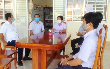 Đồng chí Hồ Văn Minh- Bí thư Huyện ủy Long Hồ (bìa trái) làm việc với xã Tân Hạnh