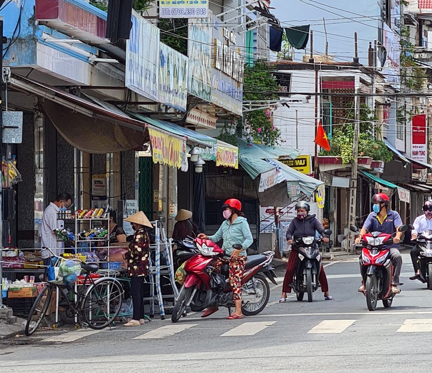 và một số cửa hàng tạp hóa gần chợ Bình Minh có đông người mua nhưng không giữ khoảng cách an toàn trong phòng dịch