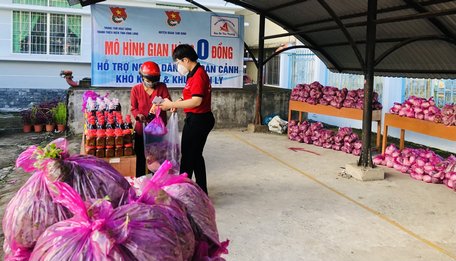 Gian hàng hoạt động nhằm hỗ trợ cho lao động nghèo và các hộ dân có hoàn cảnh khó khăn trong cuộc sống khi dịch bệnh.