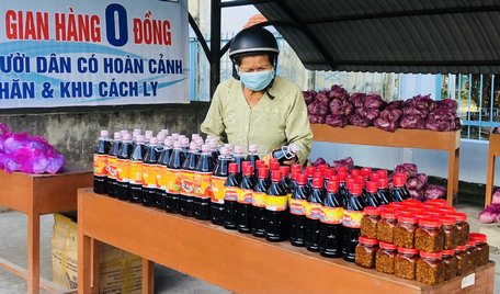 Người dân tự chọn những món hàng cần thiết tại “Gian hàng 0 đồng”