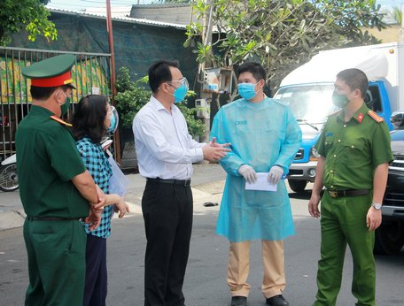  Chủ tịch UBND tỉnh- Lữ Quang Ngời đến kiểm tra, động viên tinh thần lực lượng làm nhiệm vụ tại chốt số 1- QL1 thuộc phường Tân Ngãi (TP Vĩnh Long).