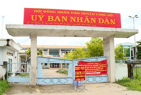 Trụ sở UBND huyện Long Hồ (cũ) từng được kích hoạt để làm khu các ly tập trung, nay chuyển sang làm khu điều trị bệnh nhân COVID-19 (ảnh chụp trước ngày 18/7/2021).                 
