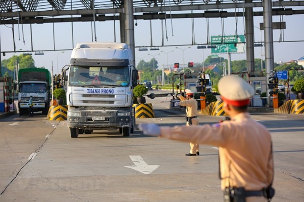 Một chốt kiểm soát dịch COVID-19 với các phương tiện và người lái trước khi vào thành phố. (Ảnh: Minh Sơn/Vietnam+)