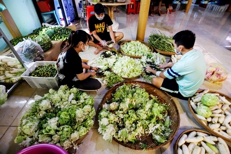 Các sinh viên và phật tử nấu những phần cơm.