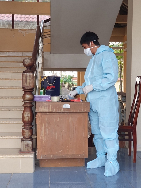 Lực lượng truy vết được trang bị đồ bảo hộ an toàn trước khi làm nhiệm vụ.