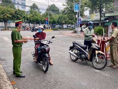 Người dân Vĩnh Long thực hiện nghiêm Chỉ thị 16, chỉ ra đường khi thật sự cần thiết.