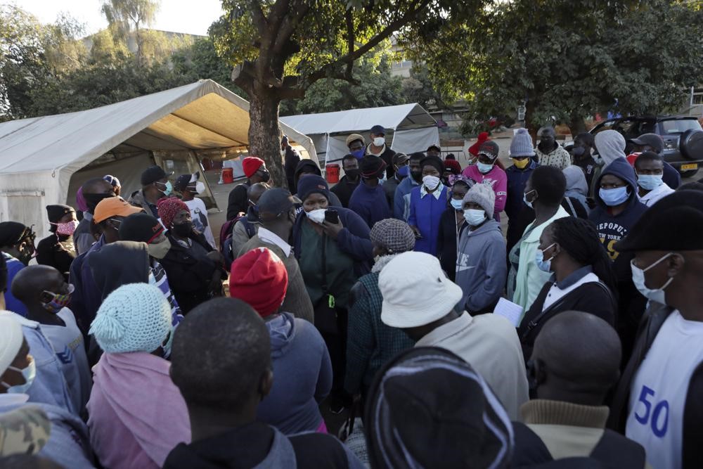 Người dân ở Harare, Zimbabwe bối rối khi bị từ chối tại một bệnh viện khi muốn được tiêm vaccine COVID-19. Ảnh: AP
