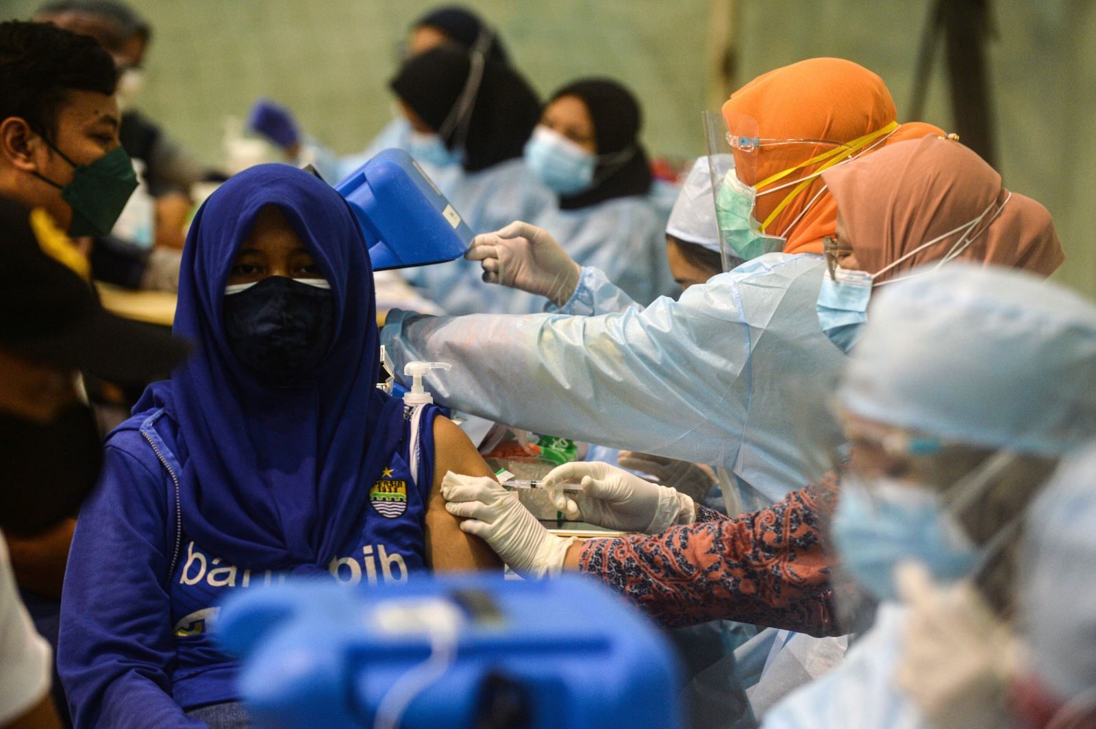 Tiêm vaccine ngừa COVID-19 tại Tangerang, Indonesia. Ảnh: THX/TTXVN