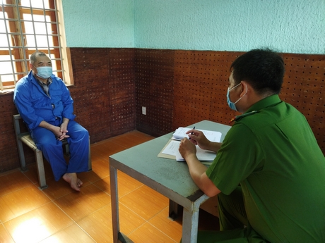 Lâm Quang Tho tại cơ quan công an.