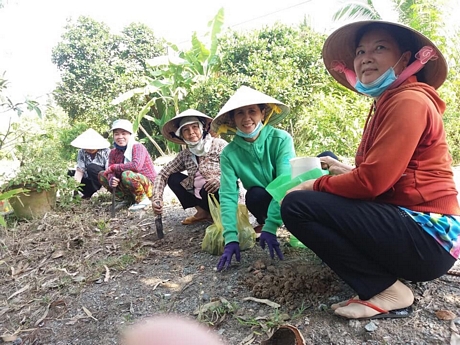 Hội viên, phụ nữ tích cực tham gia xây dựng nông thôn mới, nâng cao đời sống.Ảnh chụp trước khi dịch COVID-19 bùng phát