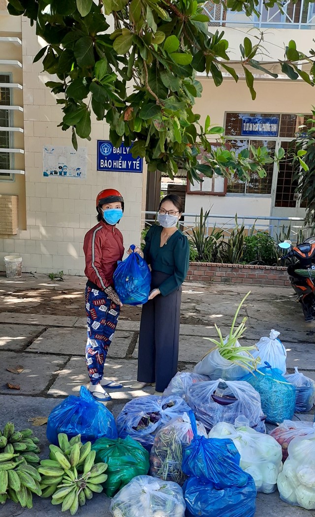 Chị Trần Thị Kim Thủy - Phó Chủ tịch Hội Liên hiệp Phụ nữ xã kiêm Phó Chủ tịch Ủy ban Mặt trận Việt Nam xã Phương Thịnh (bên phải) dành tiền lương mua rau củ tặng khu cách ly