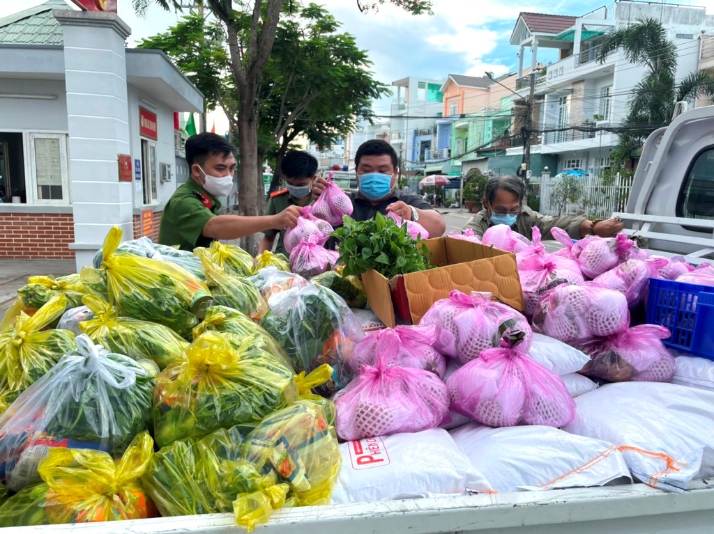 Gạo và nhu yếu phẩm sẵn sàng đưa đến tận tay người dân