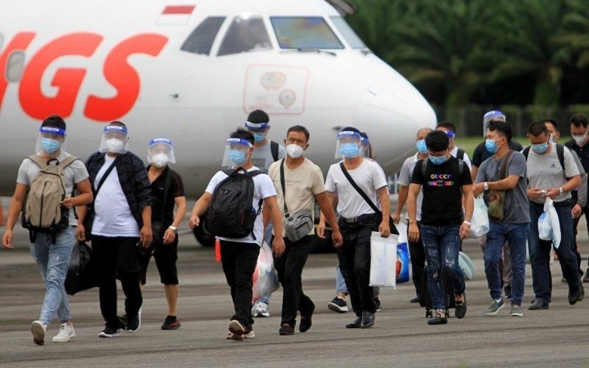Hàng trăm lao động Trung Quốc nhập cảnh Indonesia trong thời gian đại dịch Covid-19. Ảnh: Antara foto.