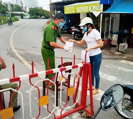  Người dân trao phần ăn sáng cho lực lượng chốt trực.