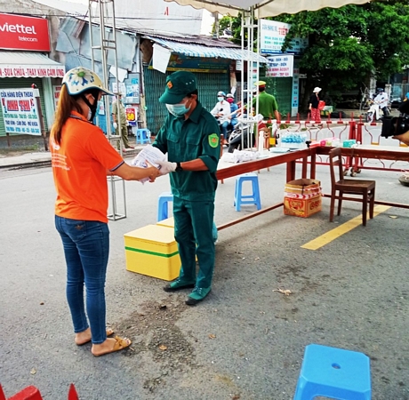 Những phần quà ăn sáng nghĩa tình đến tay lực lượng ở các chốt.