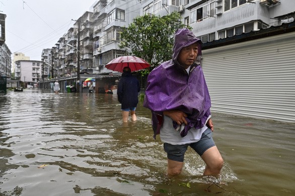 Đường phố bị ngập nước ở thành phố Ninh Ba, tỉnh Chiết Giang ngày 25/7 - Ảnh: AFP