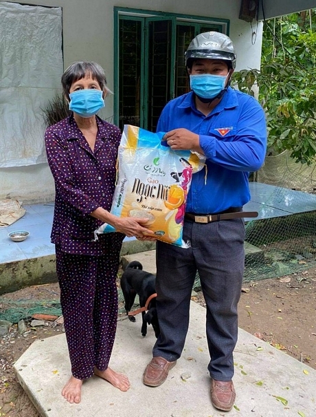 Bạn trẻ trao quà cho các hộ nghèo, khó khăn