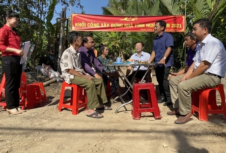 Sở Lao động- Thương binh và Xã hội cùng chính quyền cơ sở tại lễ khởi công xây dựng nhà tình nghĩa cho gia đình bà Lê Thị Phiến (là con liệt sĩ) và hiện đã hoàn thành đưa vào sử dụng (ảnh chụp trước ngày 21/6/2021).