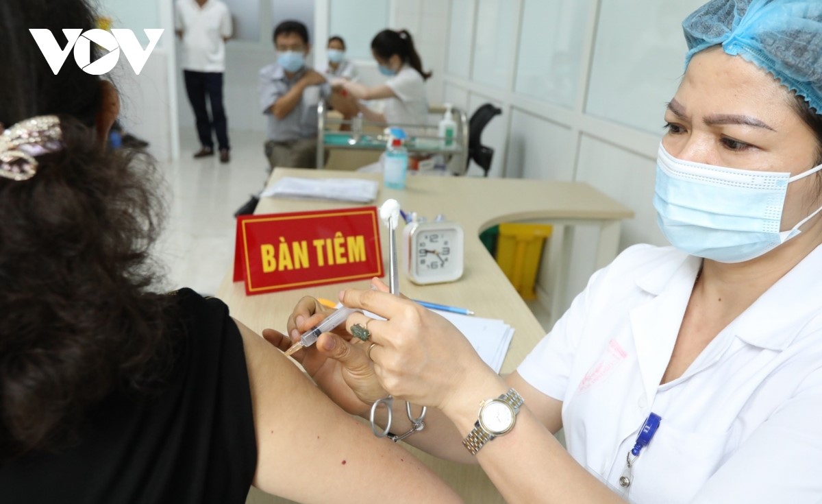 Tình nguyện viêm tiêm vaccine Nanocovax.