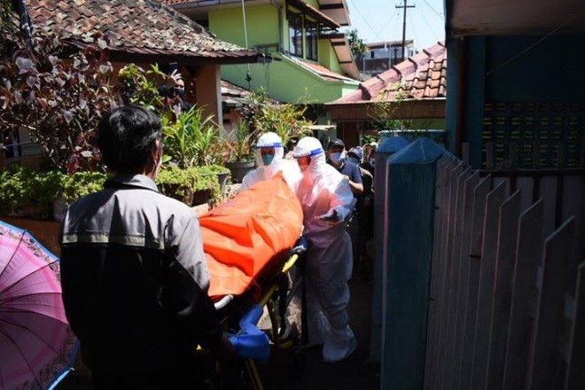 Các nhân viên y tế chuyển thi thể nạn nhân Covid-19 chết tại nhà ở Bandung, Indonesia ngày 28/7 (Ảnh: AFP).