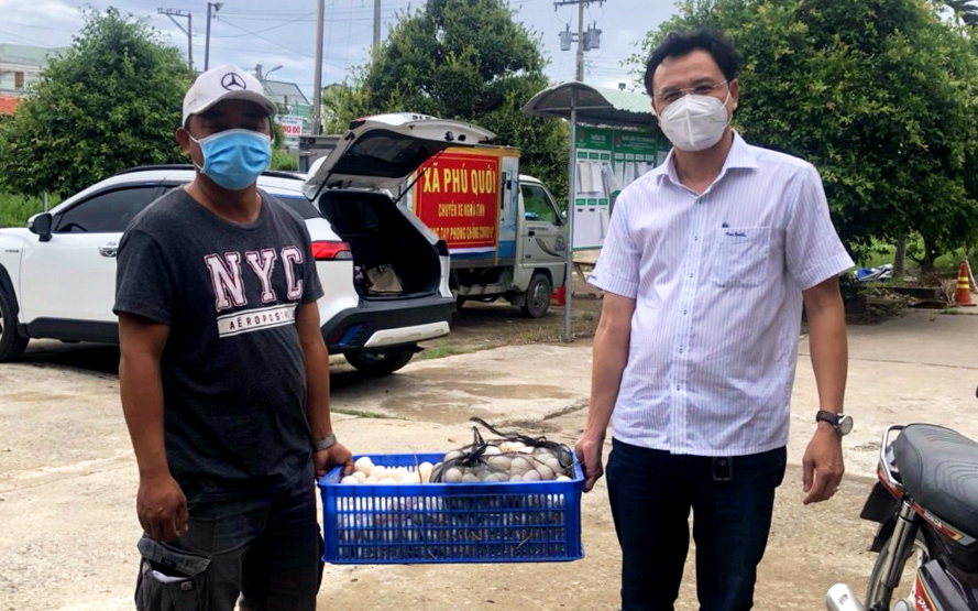 Chuyến xe nghĩa tình hỗ trợ người dân các khu vực phong tỏa thuộc xã Phú Quới. 