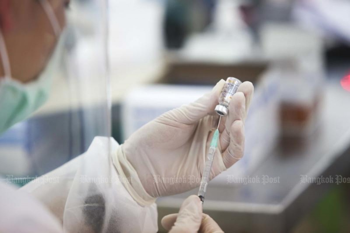 Một nhân viên y tế Thái Lan đang chuẩn bị liều vaccine để tiêm cho người dân. Ảnh: Bangkok Post