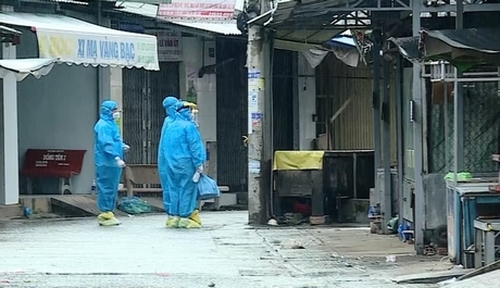 Ngành chức năng đang tiến hành truy vết và lấy mẫu xét nghiệm cho người dân toàn bộ khu vực bị phong tỏa