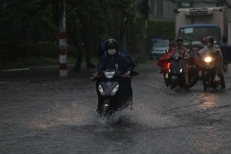  TP.HCM đề phòng những cơn mưa lớn kèm dông gió nguy hiểm về chiều - Ảnh: LÊ PHAN