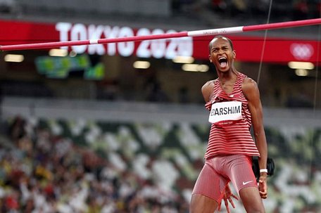  Mutaz Essa Barshim (Qatar) chinh phuc mọi mức xà từ 2,24 đến 2,37m