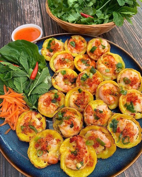  Bánh được chiên vàng giòn và ăn kèm rau sống cùng nước mắm pha chua ngọt.(Ảnh:mykidsarehungry_).