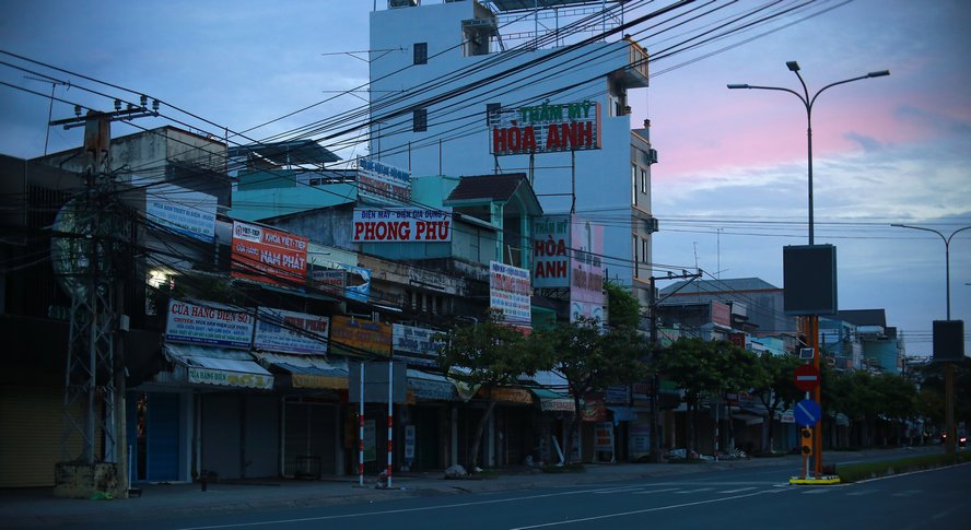 Hàng quán trên đường Nguyễn Huệ (Phường 2) đóng cửa im lìm.