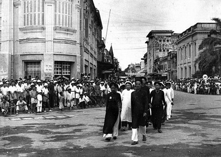 Các tầng lớp nhân dân thủ đô đi ủng hộ “Tuần lễ vàng” sau Cách mạng Tháng Tám năm 1945. Ảnh tư liệu lịch sử