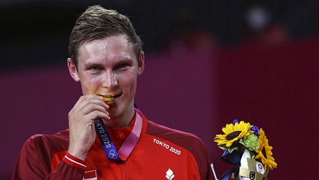  Viktor Axelsen và tấm huy chương vàng Olympic Tokyo - Ảnh: REUTERS