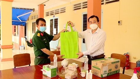  Phó Chủ tịch Thường trực HĐND tỉnh- Nguyễn Minh Dũng đến thăm, tặng quà động viên các lực lượng làm nhiệm vụ tại cơ sở cách ly tập trung.                                                                                           