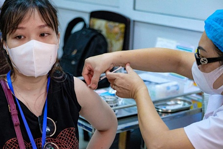  Tiêm vắc xin ngừa COVID-19 tại quận Hoàn Kiếm, Hà Nội - Ảnh: NAM TRẦN