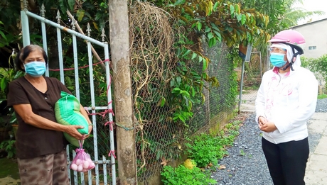 Các thành viên Tổ đi chợ thay đến giao thực phẩm cho người dân vào sáng 4/8/2021.