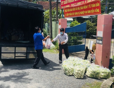 “Gian hàng 0 đồng di động” đến các địa phương trao quà cho người dân gặp khó khăn