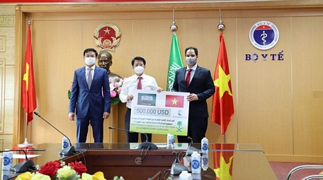 Thứ trưởng Bộ Y tế Trương Quốc Cường và Thứ trưởng Bộ Ngoại giao Phạm Quang Hiệu tiếp nhận gói viện trợ y tế trị giá 500.000 USD từ Đại biện lâm thời Đại sứ quán Saudi Arabia tại Việt Nam. Ảnh: VGP/Nguyễn Nhiên