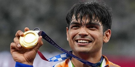 Neeraj Chopra với chiếc huy chương vàng điền kinh đầu tiên cho Ấn Độ ở Olympic - Ảnh: AP