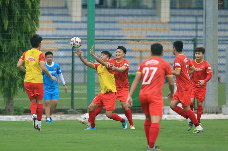 Ở buổi tập này, ĐT Việt Nam chỉ thiếu vắng Tiến Linh do tiền đạo của Bình Dương đang có biểu hiện quá tải.