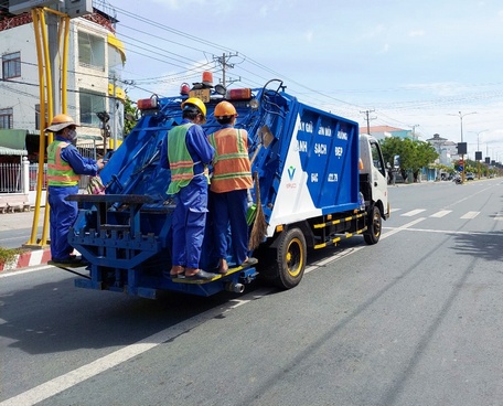 Công nhân vệ sinh thu gom rác thải ở ở Vĩnh Long.