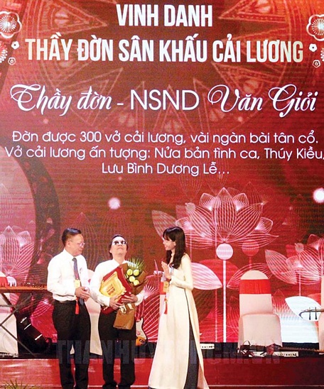 Trưởng Ban Dân vận Thành ủy TP. Hồ Chí Minh Nguyễn Hữu Hiệp và Bí thư Thành đoàn TP. Hồ Chí Minh tôn vinh danh cầm Văn Giỏi.