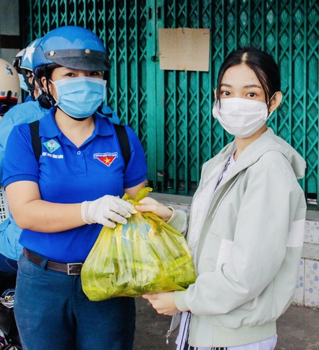 Quà được trao tận tay các bạn.